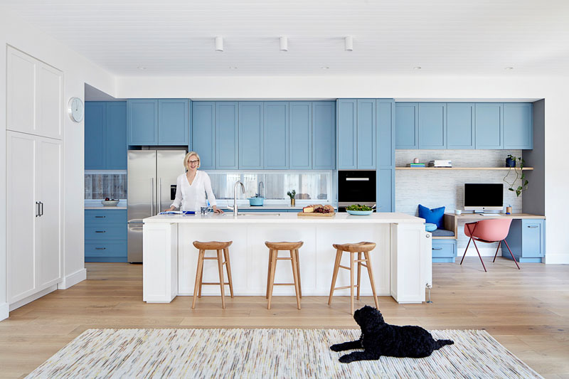 kabinet berwarna biru muda menciptakan kesan lembut di dapur / jack lovel / contemporist